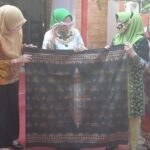 Riana Sari Launching Sarung Pelangi Belah Ketupat