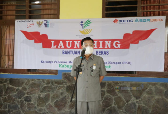 Pjs. Bupati Pesisir Barat Launching Program Bansos Beras - Nusantara Info