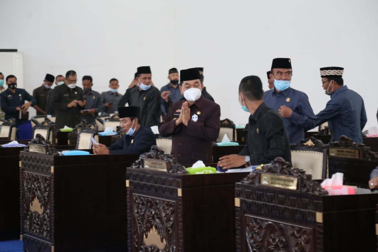 Pjs Bupati  Hadiri Rapat Paripurna DPRD  Kabupaten Pesisir Barat - Nusantara Info