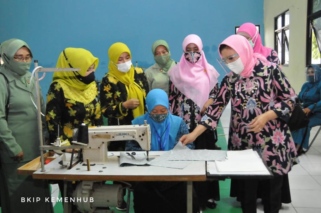 Kemenhub Beri Pelatihan Wirausaha Bagi Perempuan di Sekitar Pelabuhan Patimban - Nusantara Info