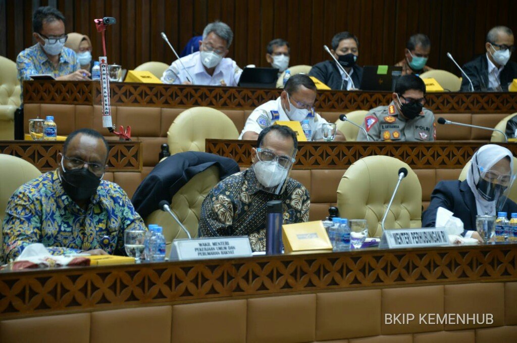 Raker Dengan Komisi V DPR, Menhub Sampaikan Antisipasi Lonjakan Penumpang dan Kendaraan di Libur Nataru - Nusantara Info