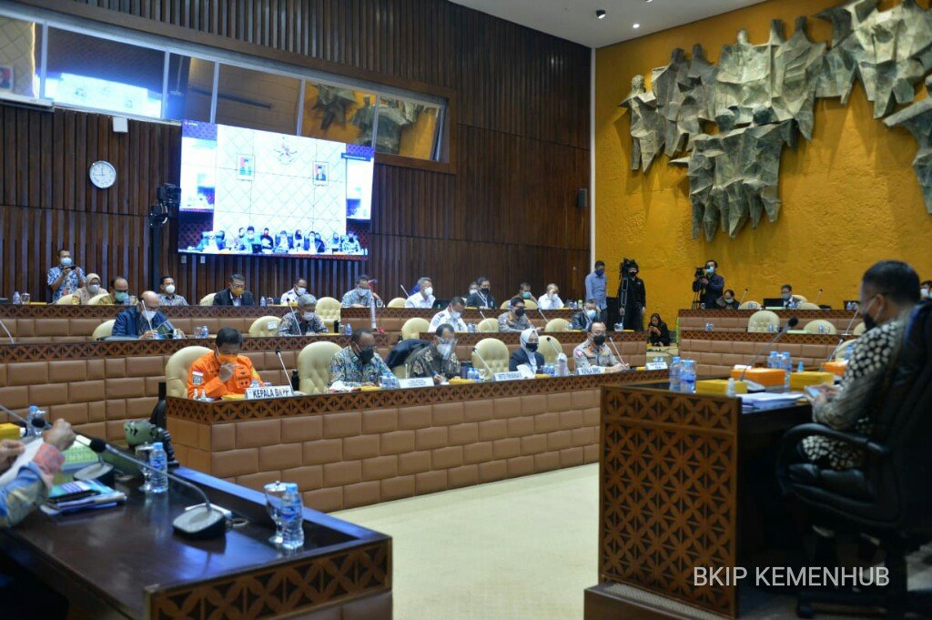 Raker Dengan Komisi V DPR, Menhub Sampaikan Antisipasi Lonjakan Penumpang dan Kendaraan di Libur Nataru - Nusantara Info