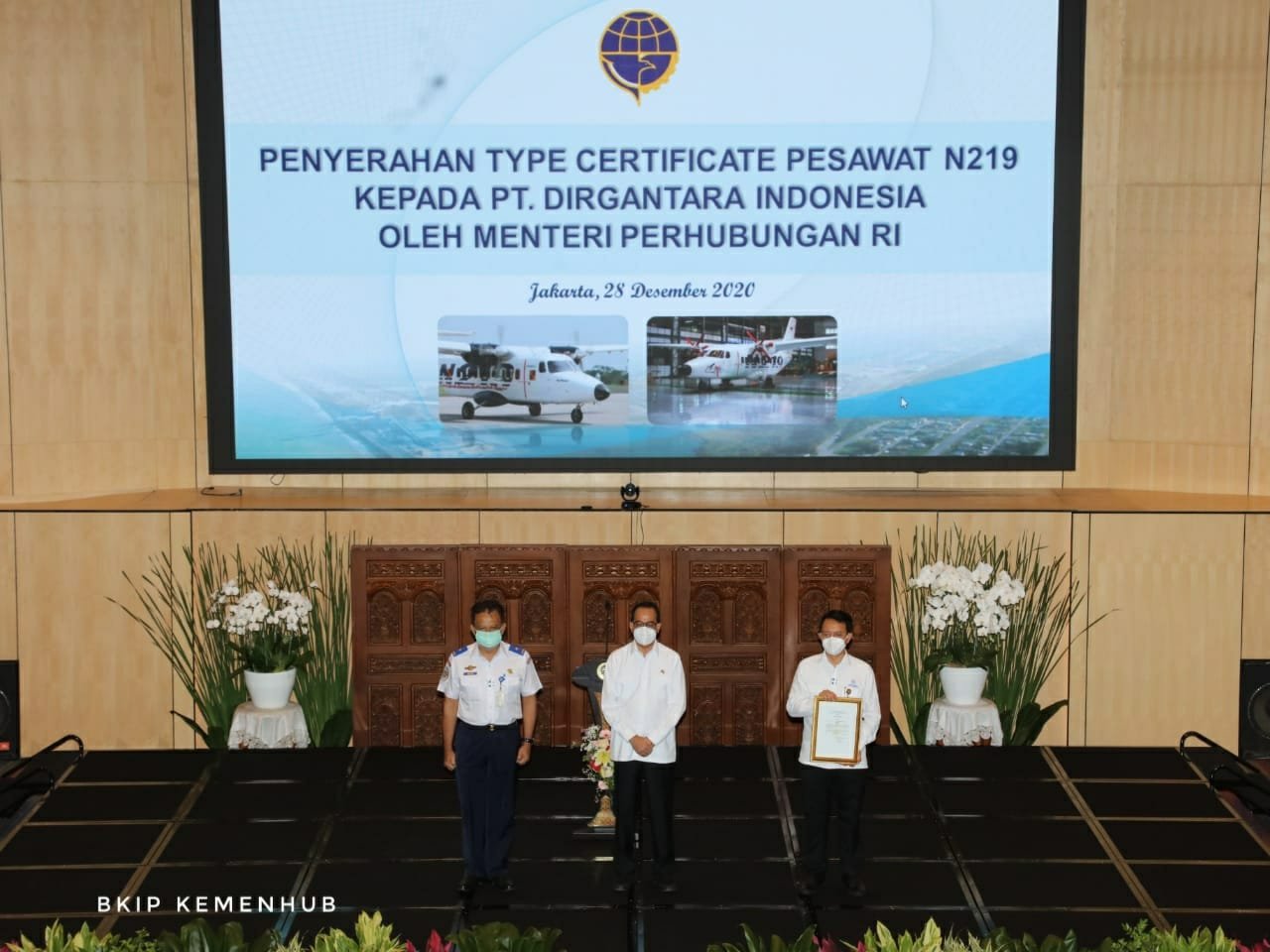 Kemenhub Resmi Serahkan Sertifikat Tipe Pesawat N219 Kepada PT Dirgantara Indonesia - Nusantara Info