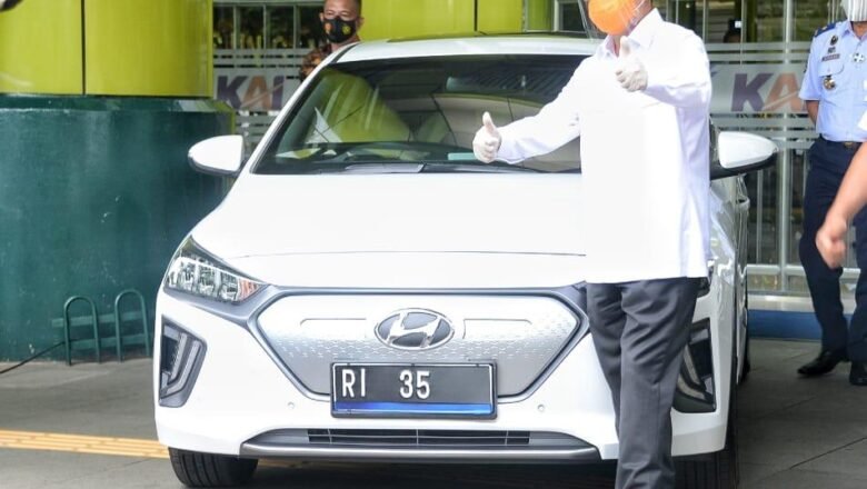 Menhub Resmi Gunakan Mobil Listrik Untuk Kendaraan Dinas