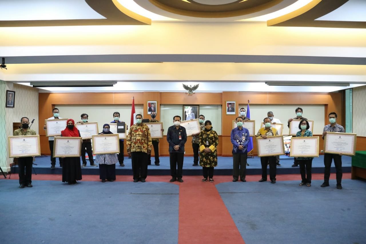 Kepala Badan Litbang Kemendagri Berikan Penghargaan Kepada Pegawai Teladan, Produktif dan Berprestasi - Nusantara Info