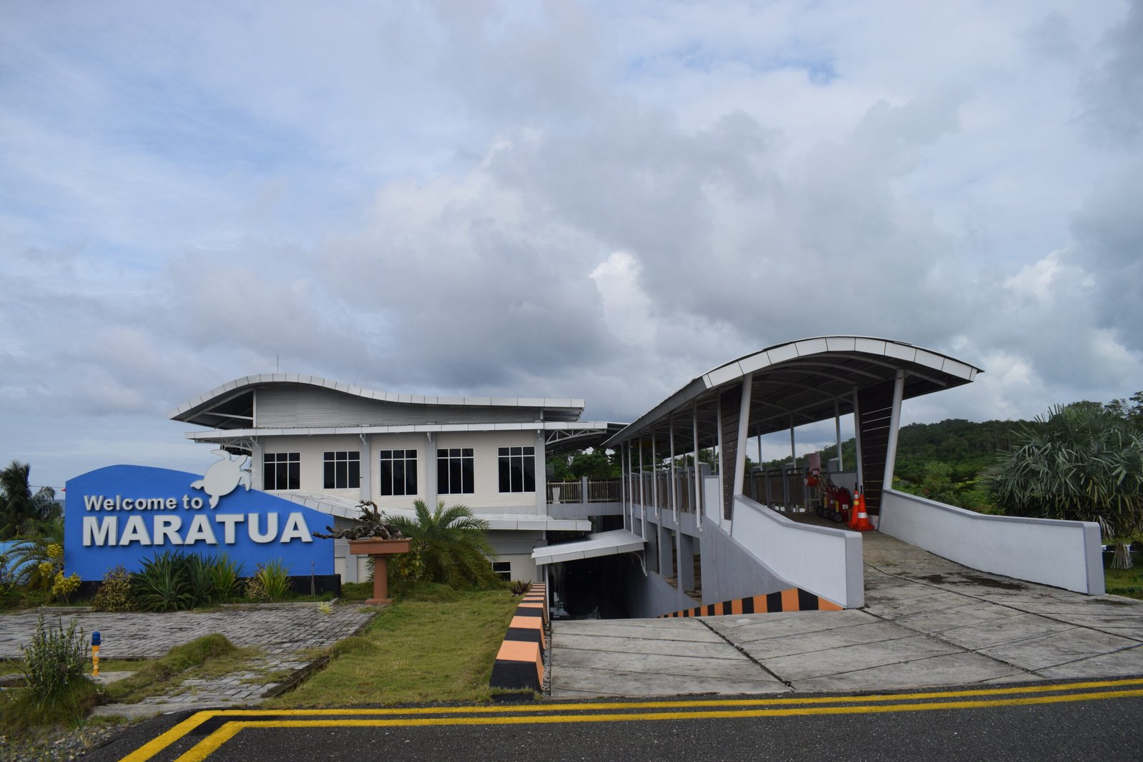 Peran Lain Bandara Maratua di Pulau Terluar, Ikut Membersihkan Pantai