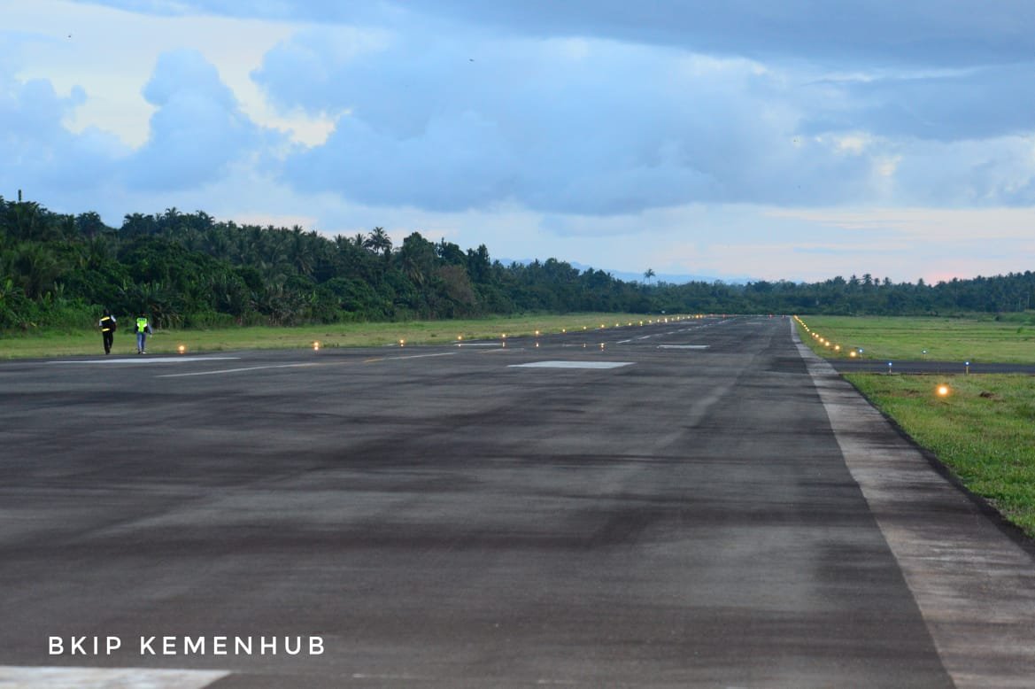 Jelang Diresmikan Presiden Joko Widodo, Menhub Cek Gedung Terminal Penumpang Baru Bandara Kuabang