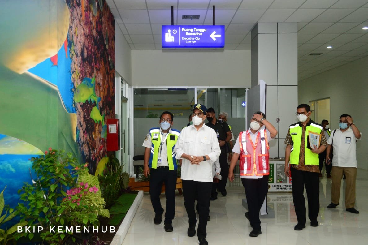 Jelang Diresmikan Presiden Joko Widodo, Menhub Cek Gedung Terminal Penumpang Baru Bandara Kuabang