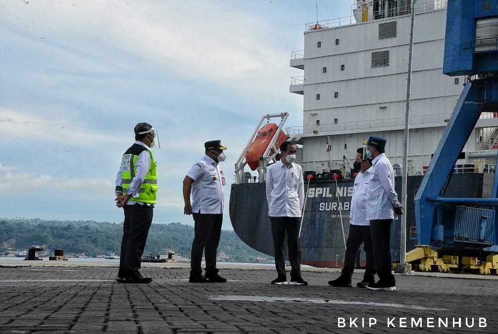 Tinjau Pelabuhan Yos Sudarso di Ambon, Menhub Jelaskan Ke Presiden Rencana Pembangunan Pelabuhan Baru Ambon Yang Terintegrasi 