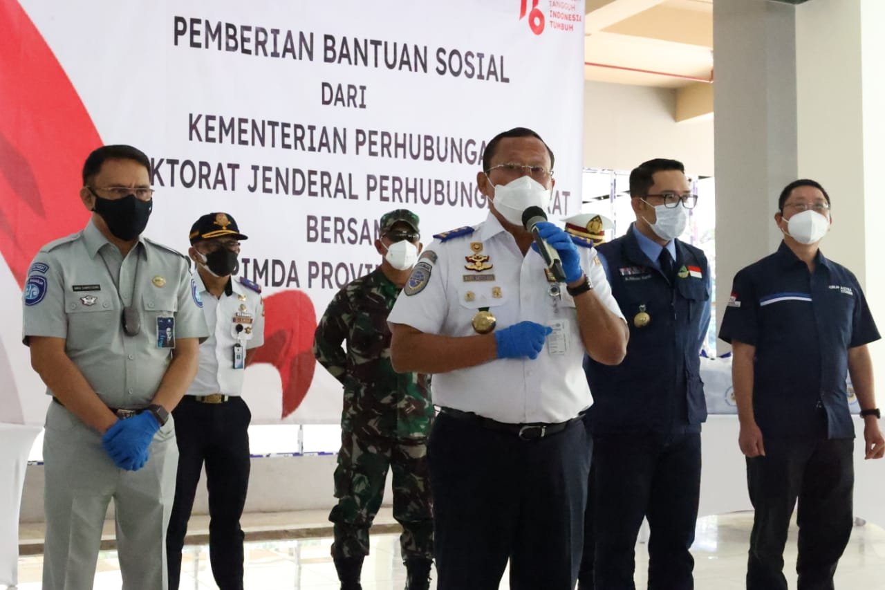  Kemenhub Berikan Bantuan Paket Sembako Bagi Mitra Transportasi di Bandung