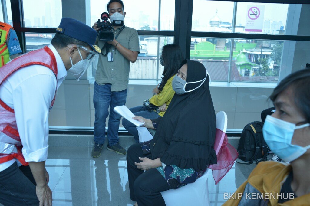 Vaksinasi di Stasiun KRL, Menhub Apresiasi Konsistensi PT KCI Dukung Percepatan Penanganan Covid-19