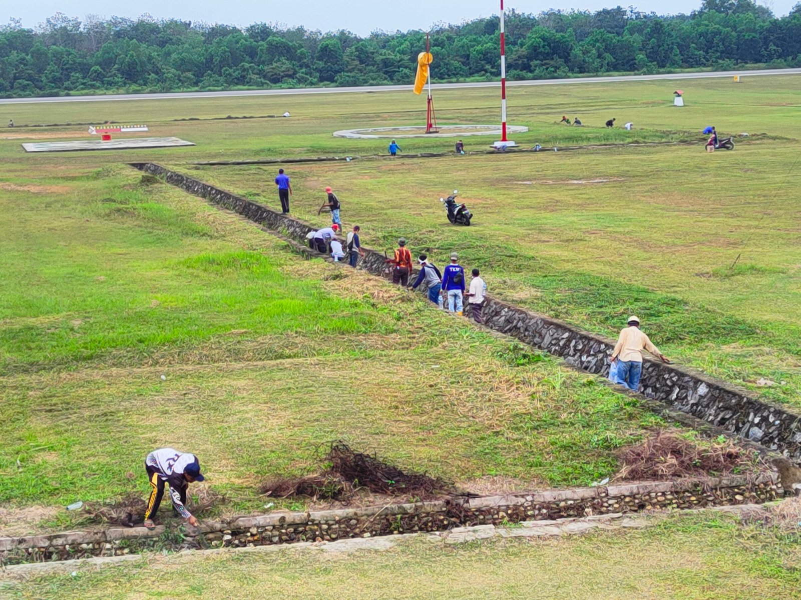 Bandara Japura Rengat Selenggarakan Padat Karya Peduli Lingkungan.