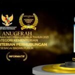 Jakarta (28/10/2021): Kementerian Perhubungan (Kemenhub) pada tahun 2021 berhasil mempertahankan Predikat Badan Publik “Informatif” dari Komisi Informasi Pusat (KIP). Penghargaan tersebut diberikan oleh Wakil Presiden RI Ma’ruf Amin dalam acara Penganugerahan Keterbukaan Informasi Publik yang digelar secara daring pada Selasa (26/10/2021). Menteri Perhubungan Budi Karya Sumadi menyampaikan apresiasinya kepada KIP yang telah melakukan penilaian terkait keterbukaan informasi publik kepada Kemenhub. “Alhamdulillah, kami bisa kembali meraih predikat badan publik informatif dari KIP. Terima kasih atas kerja baik dari jajaran Kemenhub. Penghargaan ini menjadi pemicu semangat kami untuk memberikan pelayanan informasi publik yang baik kepada masyarakat. Serta dapat semakin meningkatkan kepercayaan publik terhadap Kemenhub selaku badan publik,” jelas Menhub, Rabu (27/10/2021) Saat memberikan sambutan pada acara penganugerahan, Wakil Presiden RI Ma’ruf Amin mendorong agar Komisi Informasi Pusat terus berkolaborasi bersama pemerintah untuk terus mengawal pelaksanaan Keterbukaan Informasi Publik di tanah air. Wapres mengatakan Keterbukaan Informasi Publiik harus tetap dilakukan untuk meningkatkan partisipasi masyarakat dalam pengelolaan pemerintahan yang transparan meski dalam masa pandemi Covid-19. Wapres juga meminta agar seluruh Badan Publik meningkatkan pelayanan Informasi Publik kepada masyarakat melalui fasilitas transformasi digital, sehingga prinsip cepat, biaya murah dan tepat waktu dapat dipenuhi. Menurutnya, adanya pelayanan informasi publik yang baik maka dapat meningkatkan kepercayaan masyarakat terhadap pemerintah. Sementara itu, Ketua KIP Gede Narayana mengatakan, pihaknya telah melakukan penyusunan Indeks Keterbukaan Informasi Publik Tahun 2021, dan hasilnya memperoleh nilai sebesar 71,37 secara keseluruhan, yang menunjukkan hasil pelaksanaan keterbukaan informasi publik di tanah air berada pada posisi sedang. Dari hasil monitoring evaluasi terhadap 337 Badan Publik tersebut, KIP mencatat klasifikasi Informatif sebanyak 83 Badan Publik, Menuju Informatif sebanyak 63 Badan Publik, Cukup Informatif sebanyak 54 Badan Publik, Kurang Informatif sebanyak 37 Badan Publik, dan Tidak Informatif sebanyak 100 Badan Publik. “Kami mengingatkan agar Badan Publik yang sudah Informatif tidak cepat berpuas diri, dan terus menjadikan pelaksanaan KIP sebagi budaya untuk tata kelola pemerintahan yang baik, bersih, efisen, efektif,” kata Gede. Penilaian monitoring dan evaluasi BP tahun 2021 yang dilaksanakan oleh Komisi Informasi Pusat ini melibatkan juri dari kalangan akademisi, peneliti, pegiat keterbukaan informasi dan media massa. (*)