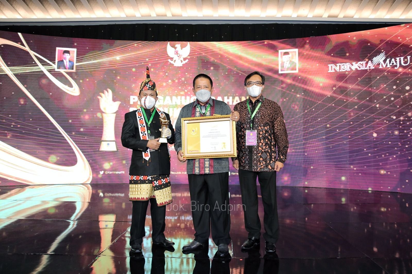 Gubernur Lampung Arinal Djunaidi Raih Piagam Penghargaan Bidang Ketenagakerjaan Paramakarya 2021