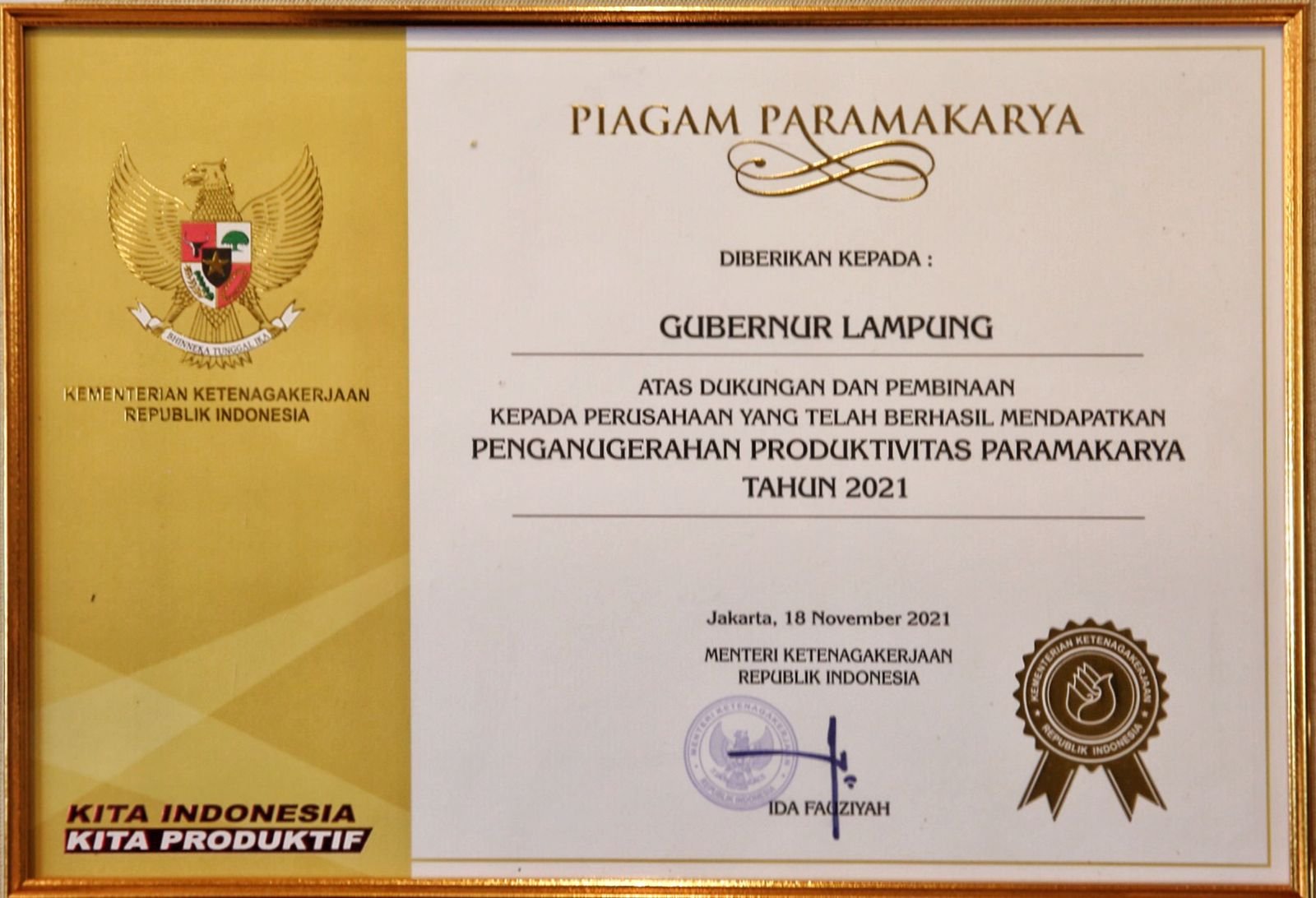 Gubernur Lampung Arinal Djunaidi Raih Piagam Penghargaan Bidang Ketenagakerjaan Paramakarya 2021