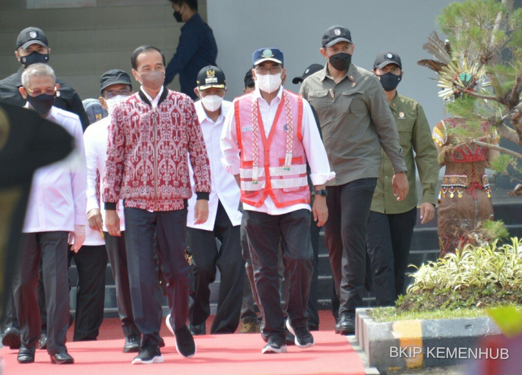 Presiden Jokowi Resmikan Bandara Tebelian Sintang, Menhub: Ditargetkan Kembali Beroperasi 17 Desember 2021