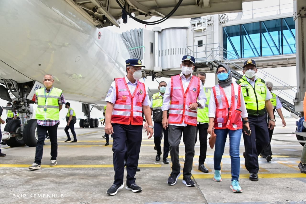 Tinjau Bandara Soetta Jelang Libur Nataru, Menhub Instruksikan Pengetatan Prokes dan Pengecekan Kelaikan Pesawat