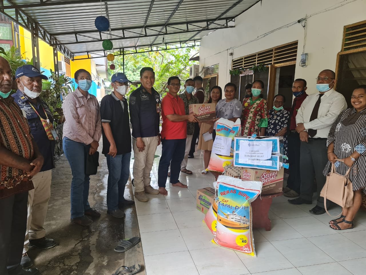 KSOP Kelas II Jayapura Bersama Mitra Kerja Berikan Bantuan Kemanusiaan Kepada Para Korban Banjir dan Longsor 