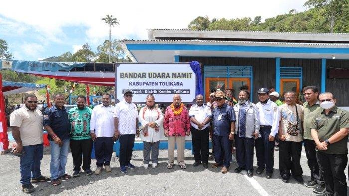 Gubernur Enembe Resmikan Bandara Mamit di Kabupaten Tolikara