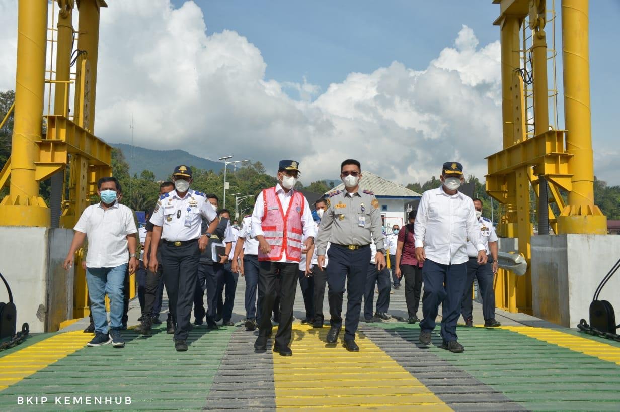 Jelang Diresmikan Presiden, Menhub Tinjau Pelabuhan Penyeberangan di Kawasan Pariwisata Danau Toba