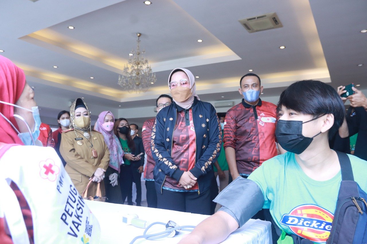 Dalam Rangka HUT Provinsi Lampung Ke-58, Riana Sari Arinal Tinjau Pelaksanaan Vaksinasi Booster 