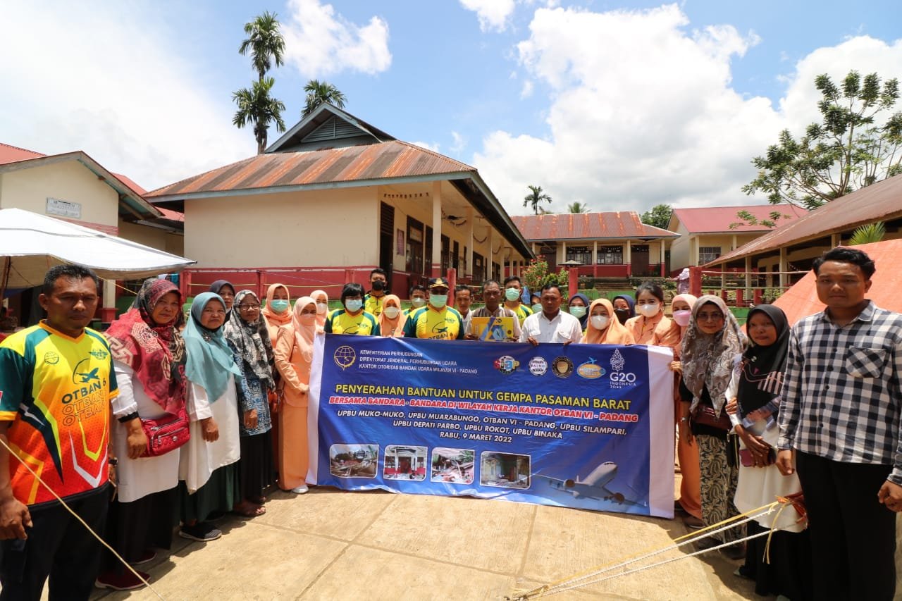 Komunitas Penerbangan Otban VI Padang dan Poltekpel Sumbar Serahkan Donasi Untuk Korban Gempa di Pasaman Barat