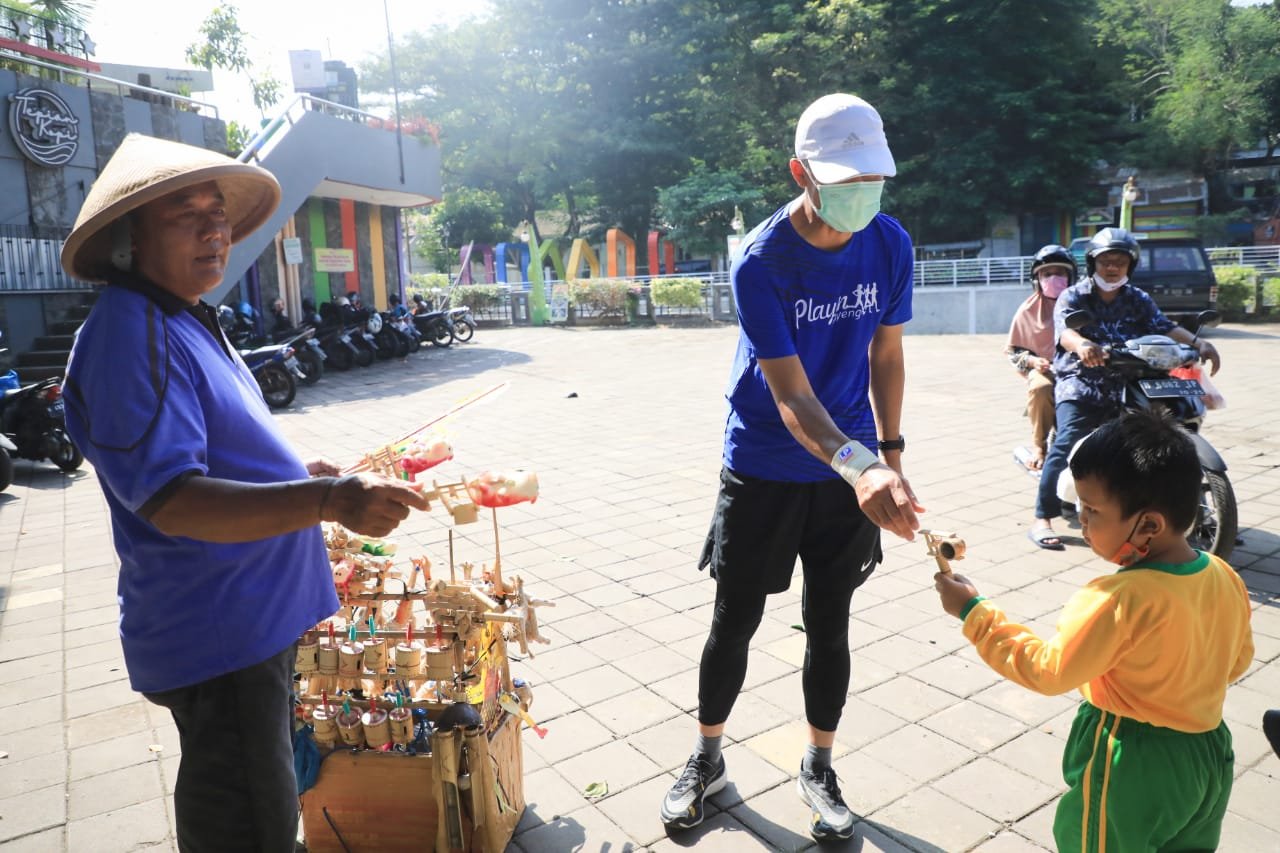 Pedagang Dolanan Tradisional Ini Tak Menyangka Barangnya Diborong Gubernur Jateng