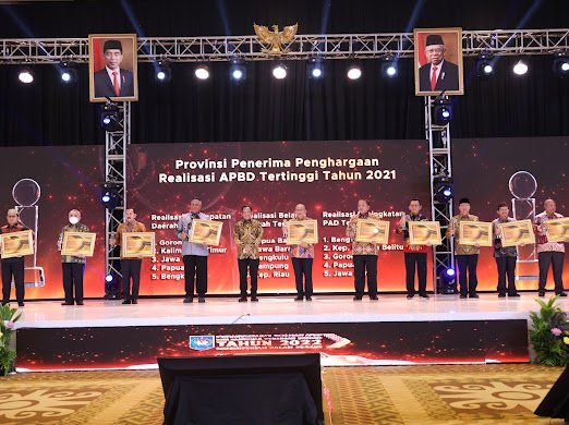 Kemendagri Beri Penghargaan Pemda atas Realisasi APBD Tertinggi TA 2021
