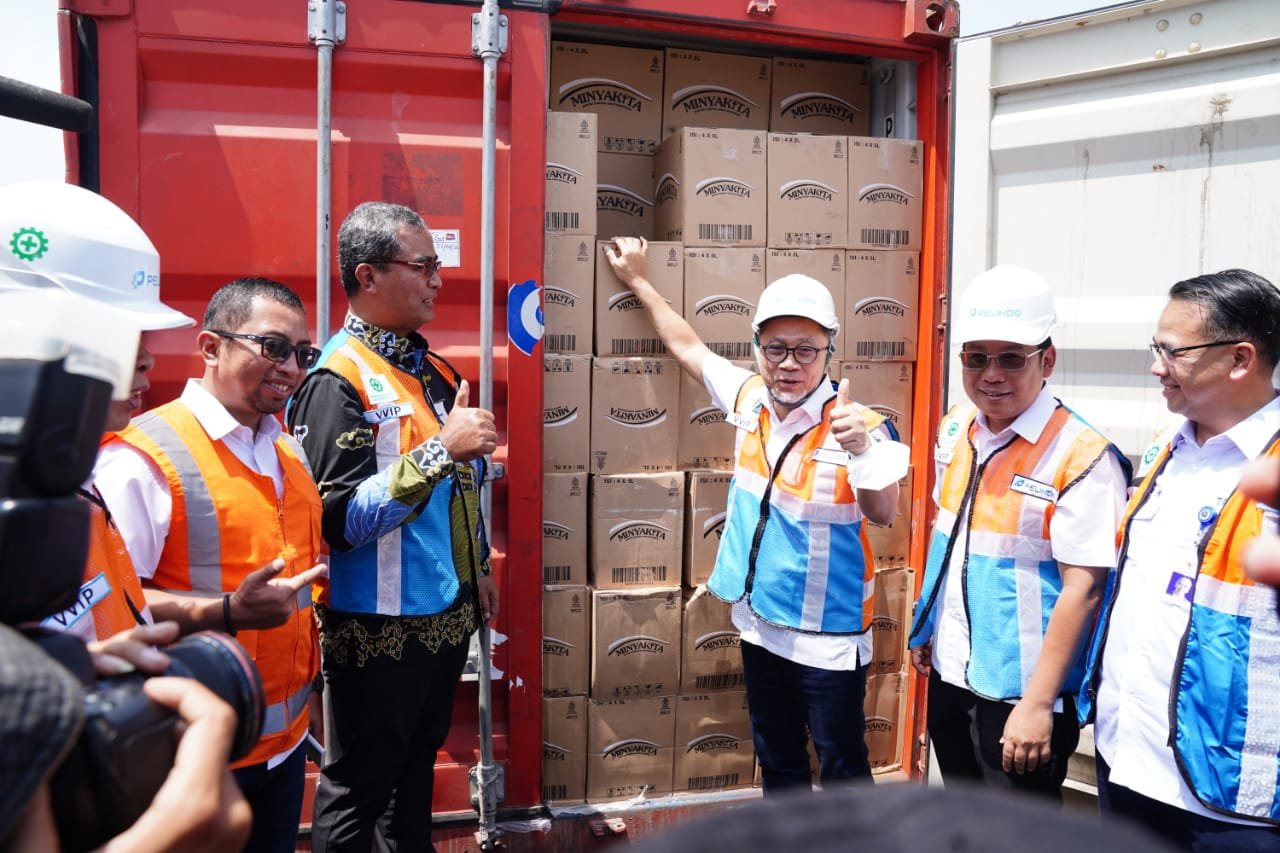 Tol Laut Mobilisasi Pengiriman Minyak Goreng Murah dari Surabaya ke Maluku 