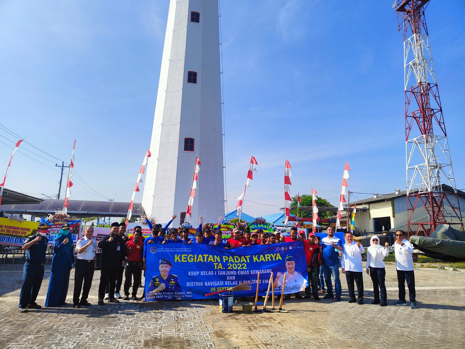 Libatkan Puluhan Warga, KSOP Kelas II Tanjung Emas dan Disnav Kelas II Tanjung Emas Gelar Padat Karya 