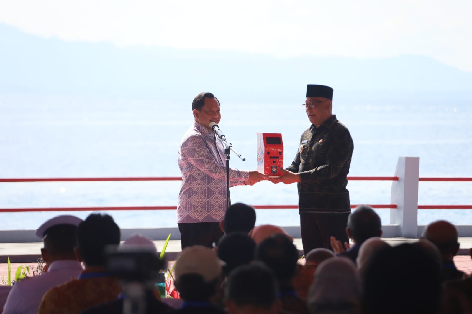 Hadiri Acara Puncak Sail Tidore 2022, Mendagri Serahkan ADM untuk Masyarakat Kota Tidore Kepulauan