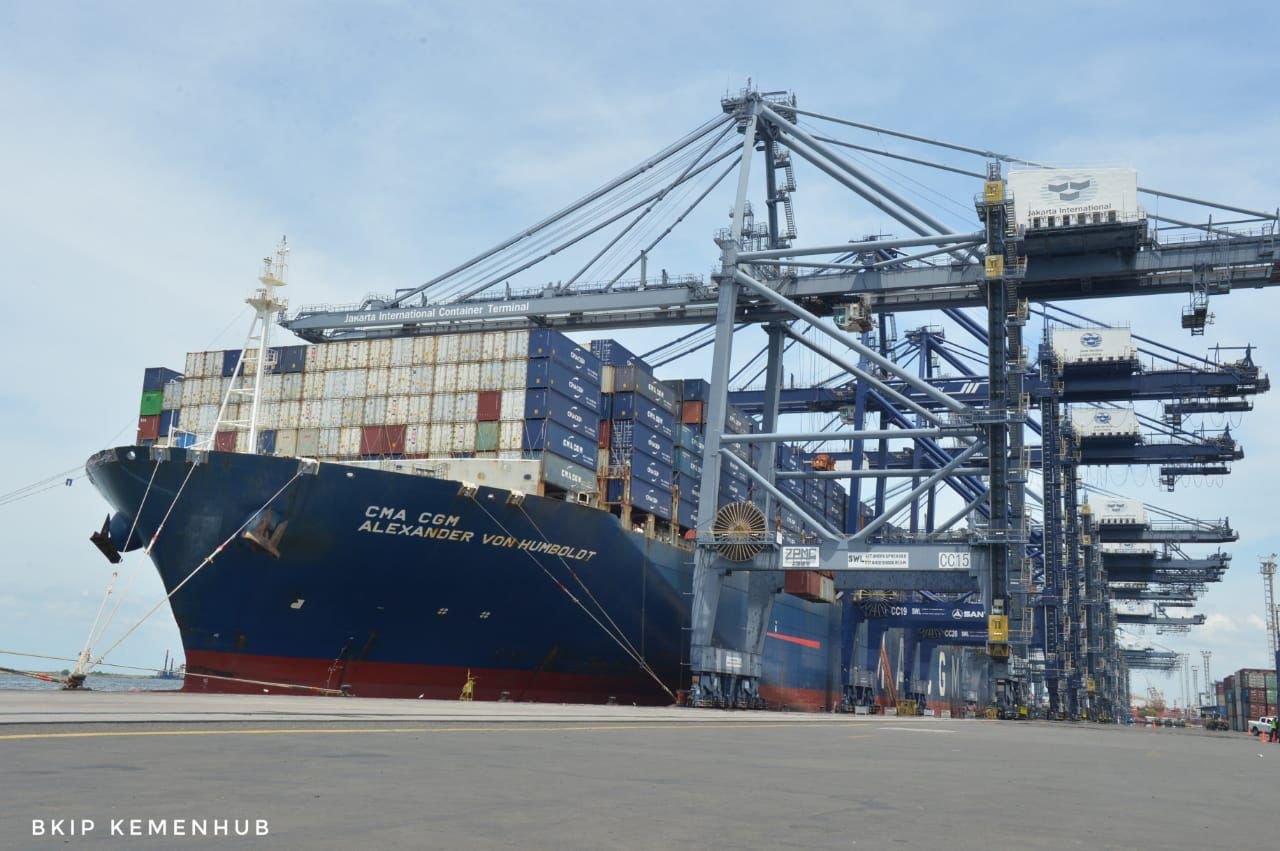 Kapal Petikemas Terbesar Sandar di Pelabuhan Tanjung Priok