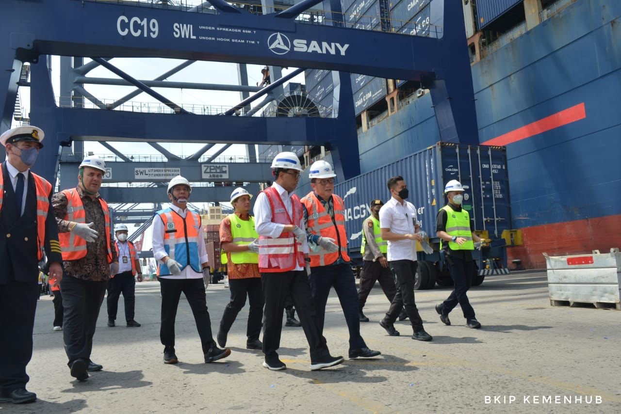 Kapal Petikemas Terbesar Sandar di Pelabuhan Tanjung Priok