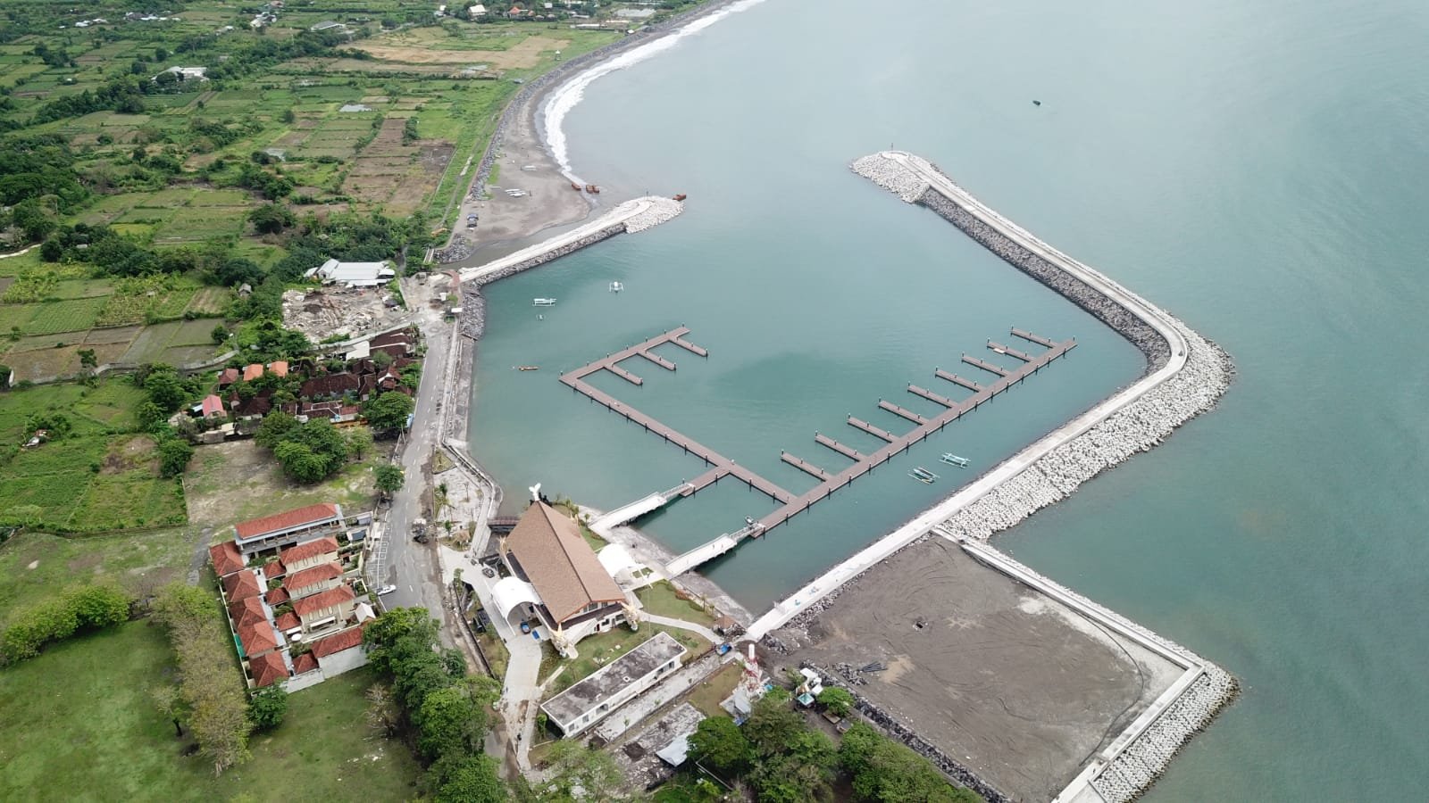 Presiden Jokowi Resmikan Terminal VVIP Bandara I Gusti Ngurah Rai dan Tiga Pelabuhan di Bali