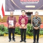 Dirjen Bina Keuda Kemendagri Fatoni Berikan Penghargaan Pegawai Teladan, BerAKHLAK dan Berprestasi