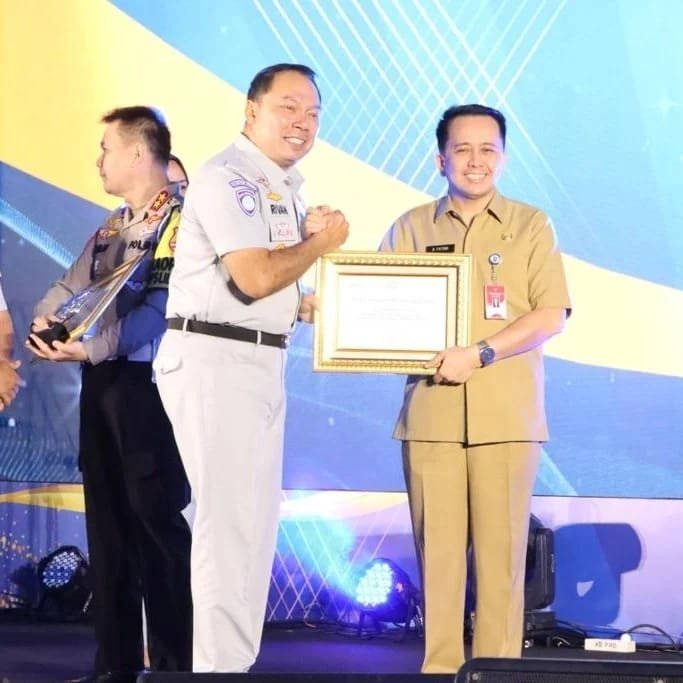Dirjen Bina Keuangan Daerah Kemendagri, Agus Fatoni Terima Penghargaan dari Jasa Raharja