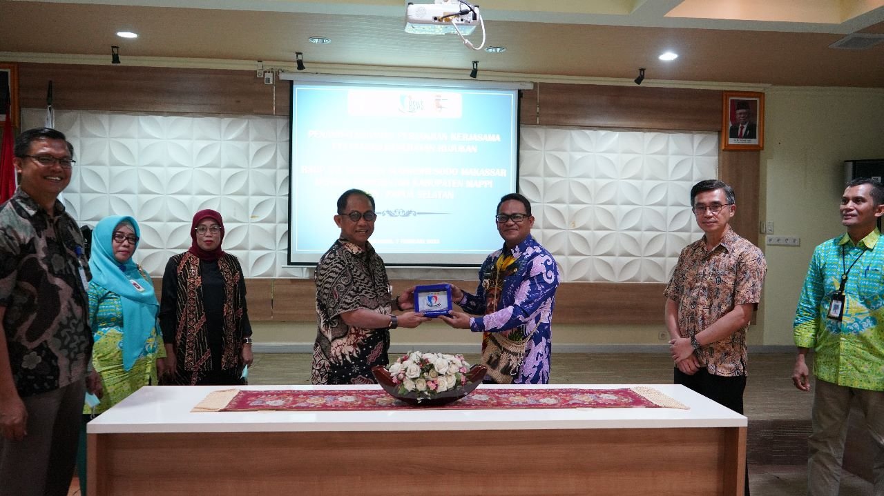 
Tingkatkan Layanan Kesehatan Masyarakat, Pj Bupati Mappi Teken MoU Dengan RSUP Dr. Wahidin Makassar