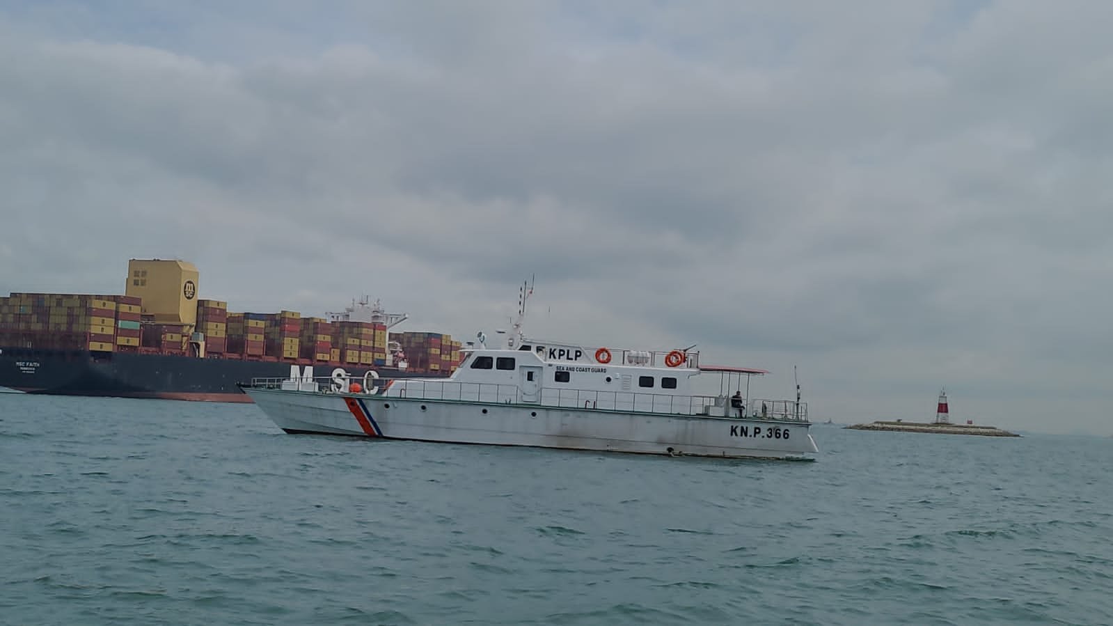 Tim Aksi Cepat Ditjen Hubla Berhasil Evakuasi Kapal Kargo yang Kandas di Perbatasan Indonesia - Singapura