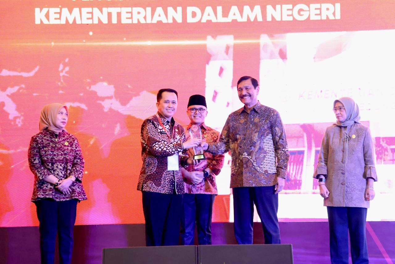 Kemendagri Terima Penghargaan Digital Government Award 2023
