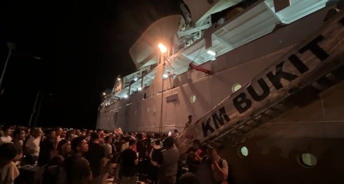 Kapal Pelni KM. Bukit Raya Evakuasi 414 Orang Terdampak Bencana Longsor di Natuna