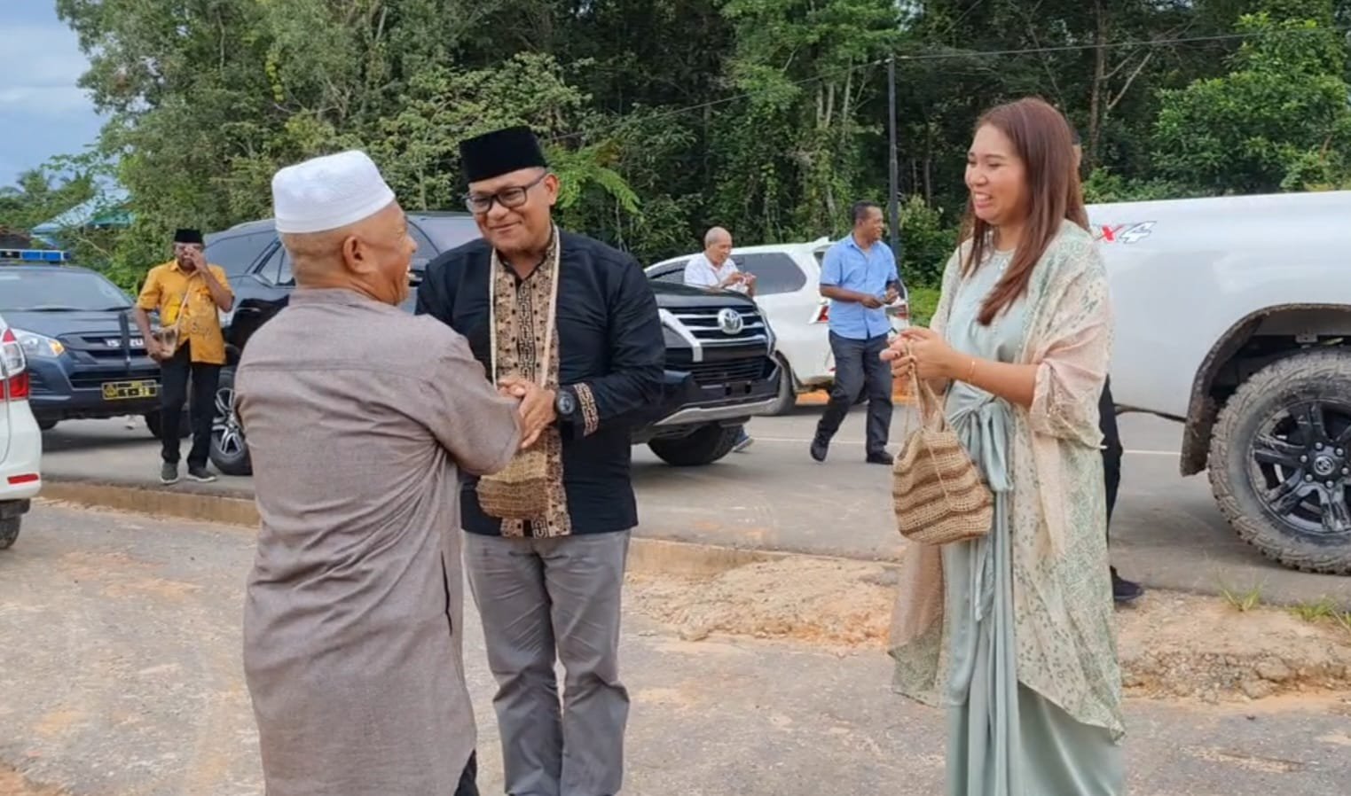 
Momen Perayaan Idulfitri 1444 H, Michael Gomar Bersilaturahmi ke Tokoh-Tokoh Muslim di Kabupaten Mappi 

