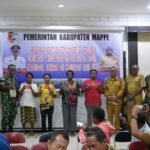 Pj Bupati Mappi Serahkan 700 Tabungan UMKM Mama dan Non Papua