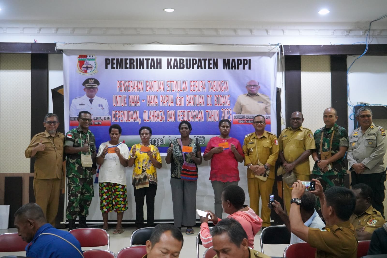 Pj Bupati Mappi Serahkan 700 Tabungan UMKM Mama dan Non Papua