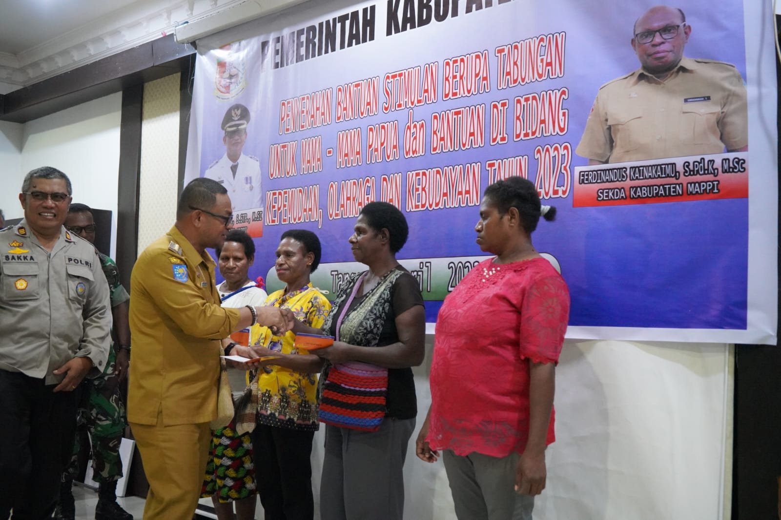 Pj Bupati Mappi Serahkan 700 Tabungan UMKM Mama dan Non Papua