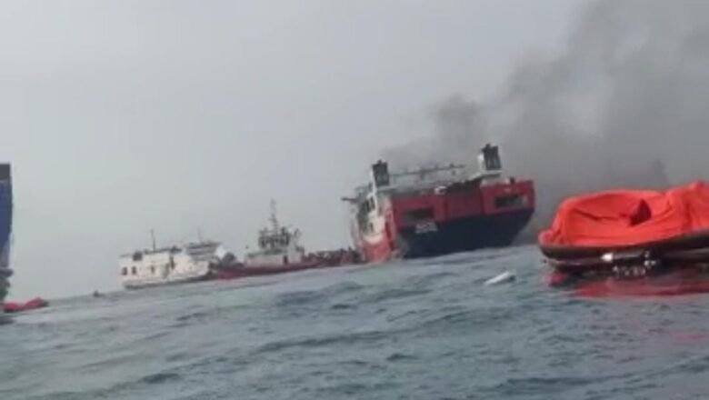KMP Royce 1 Terbakar, Kemenhub Kerahkan Kapal Patroli KPLP Lakukan Evakuasi
