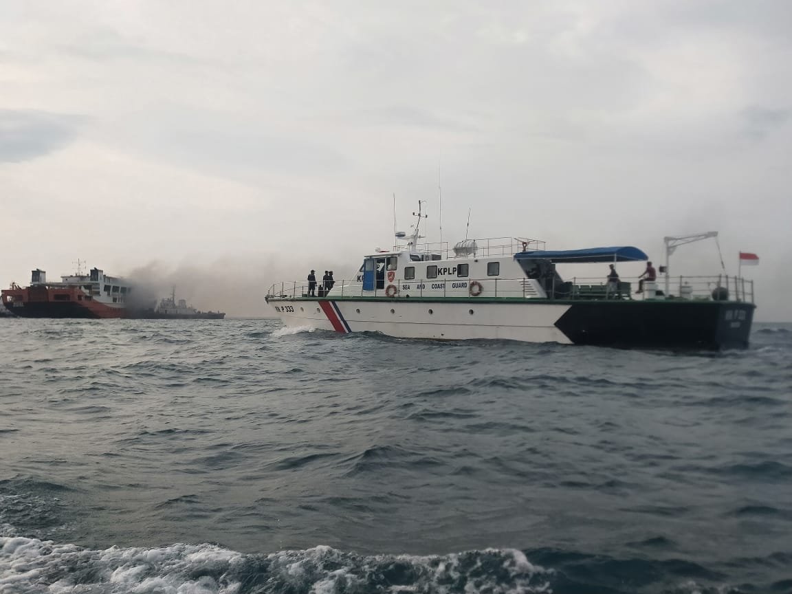 
KMP Royce 1 Terbakar, Kemenhub Kerahkan Kapal Patroli KPLP Lakukan Evakuasi
