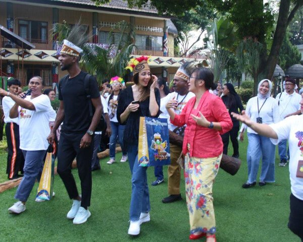 Legenda Klub Barcelona, Eric Abidal Kunjungi Anjungan Papua di TMII Jakarta
