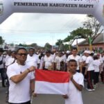 Pj. Bupati Mappi Pimpin Pembagian 5.000 Bendera Merah Putih