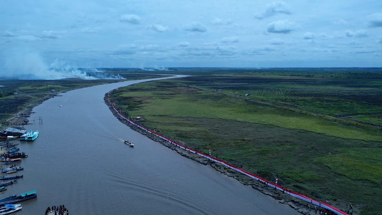 
Bentangkan Kain Merah Putih Sepanjang 5.000 Meter di Atas Rawa, Pemkab Mappi Pecahkan Rekor MURI 
