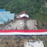 Usai Upacara HUT RI, Pj Bupati Mappi Pimpin Pembentangan Bendera Merah Putih Sepanjang 78 Meter